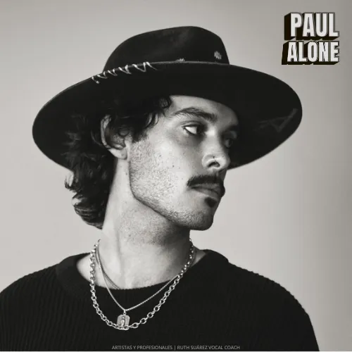Paul Alone, cantante y compositor, entrenado vocalmente por Ruth Suárez para su debut "Y yo qué sé?".